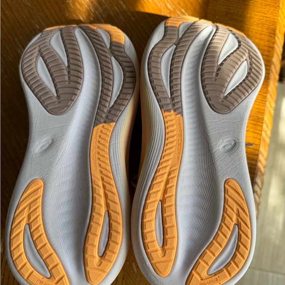 ASICS Womens White/Peach Athletic Shoes, Gel Nimbus 27, size 8, great condition! - Picture 4 of 6